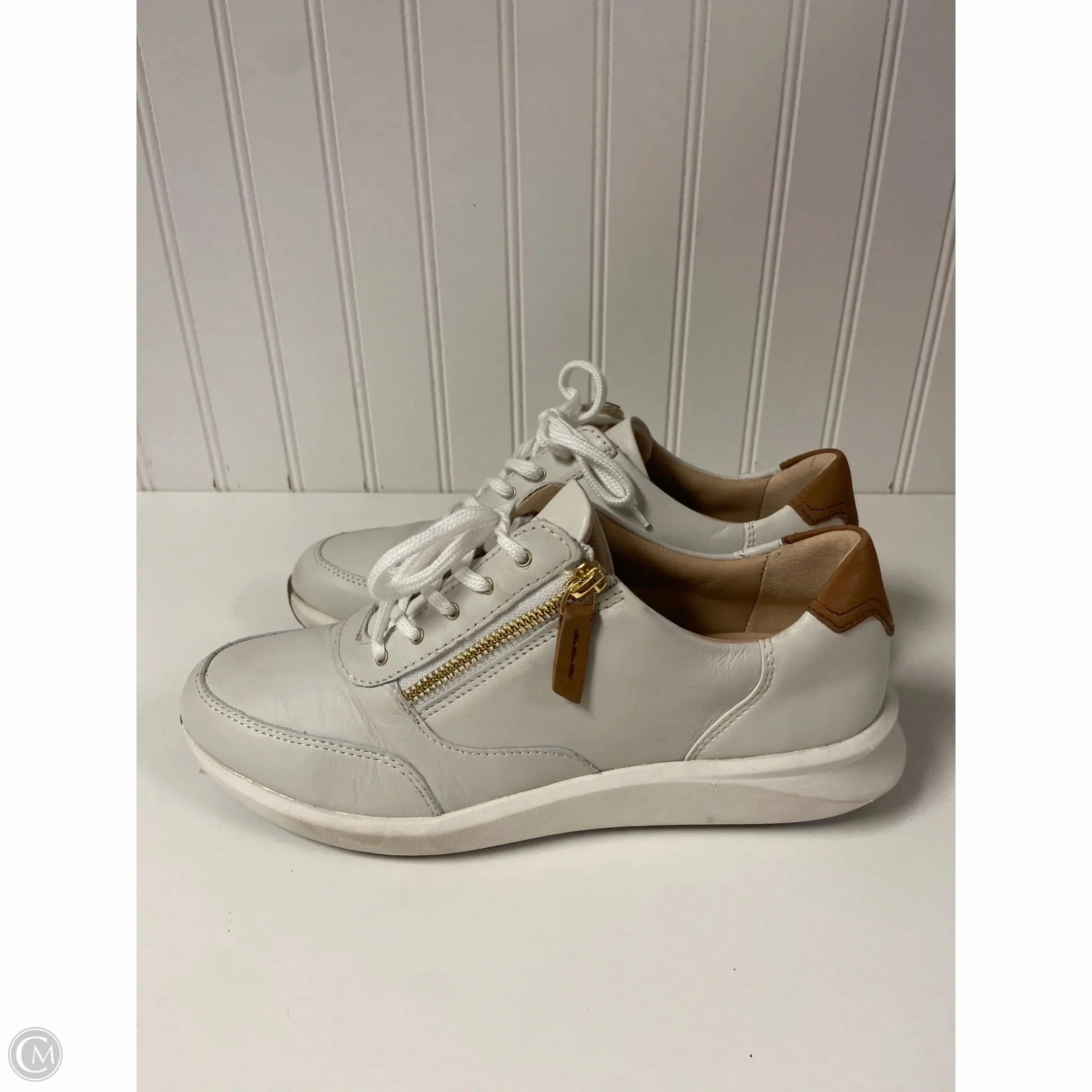 Shoes Sneakers By Clarks In White, Size: 8.5 Leather Footwear