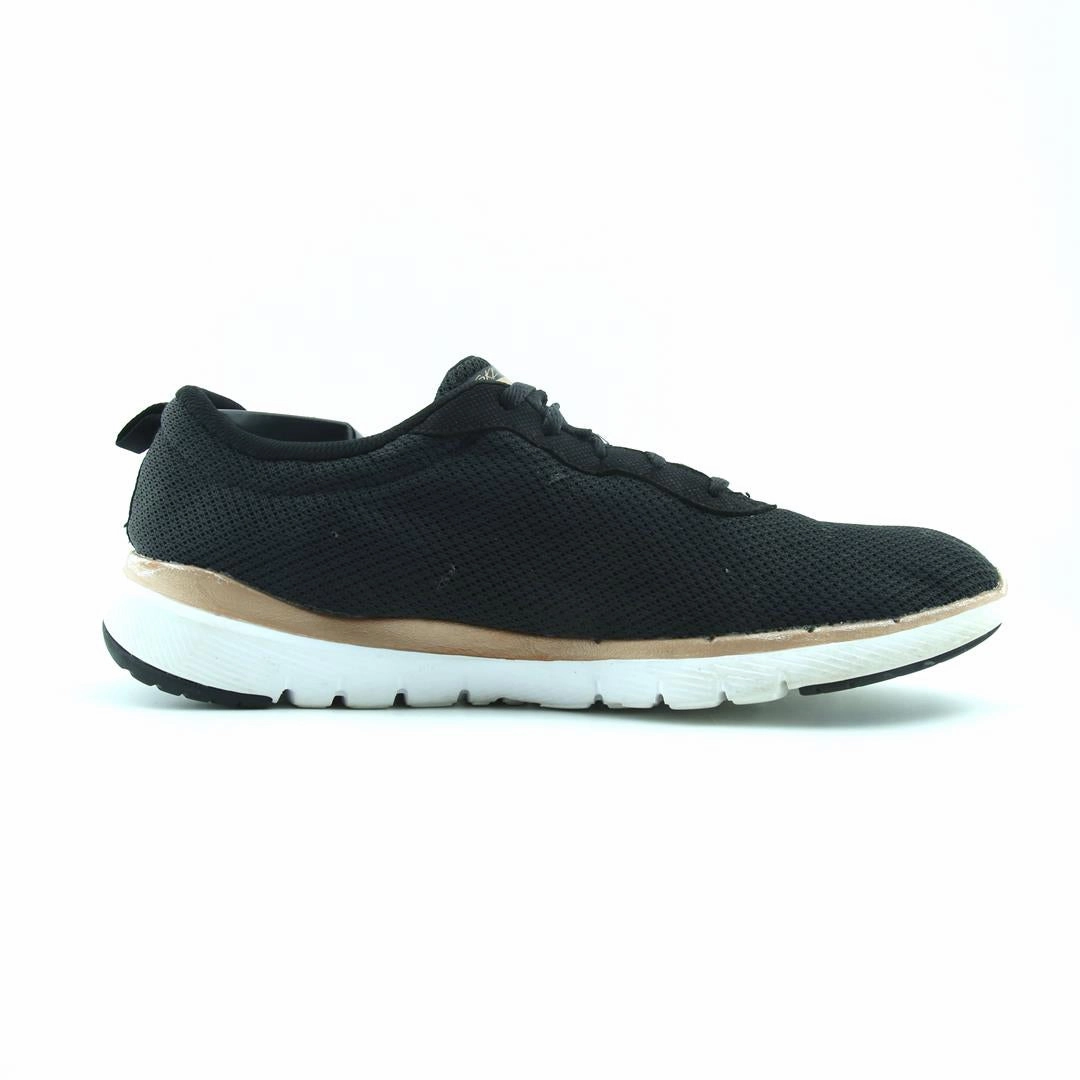 SKECHERS LIGHT WEIGHT Skechers everyday footwear shots
