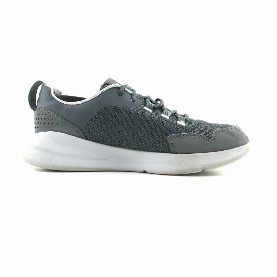 UNDER ARMOUR ESSENTIAL GS Under Armour trainer close-ups