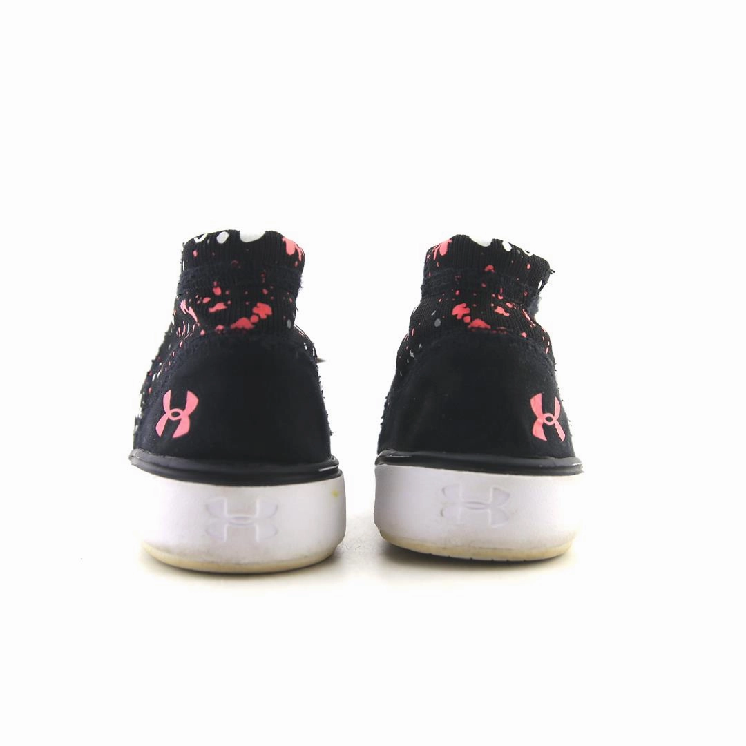 UNDER ARMOUR  KICKIT2 PAINT Under Armour trainer close-ups