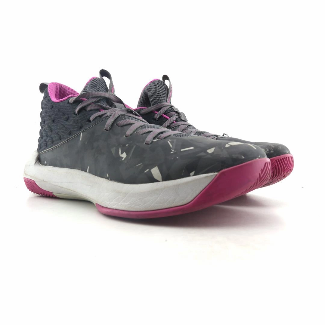 UNDER ARMOUR UA LIGHTNING 5 Under Armour trainer close-ups