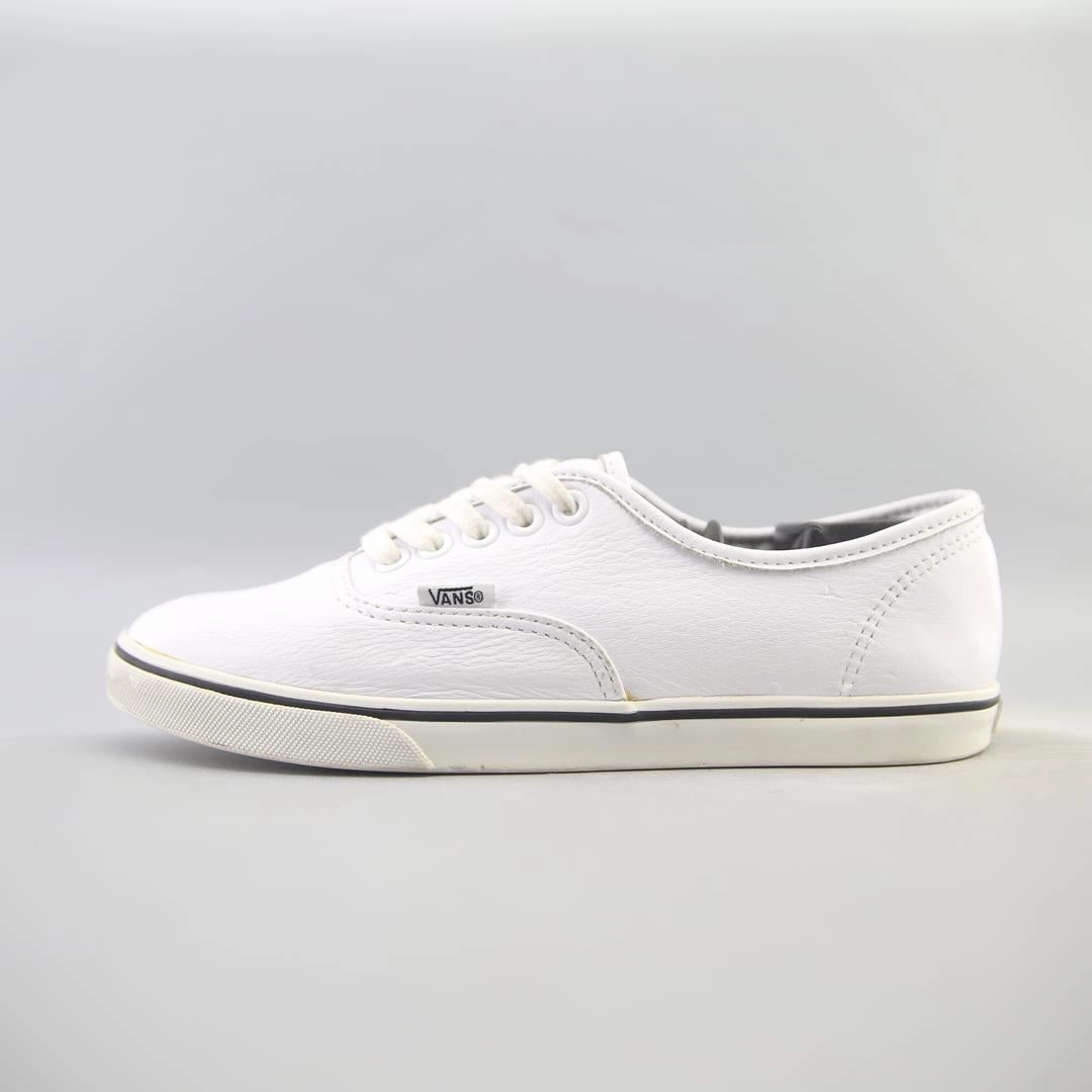VANS AUTHENTIC Vans retro-inspired footwear styles