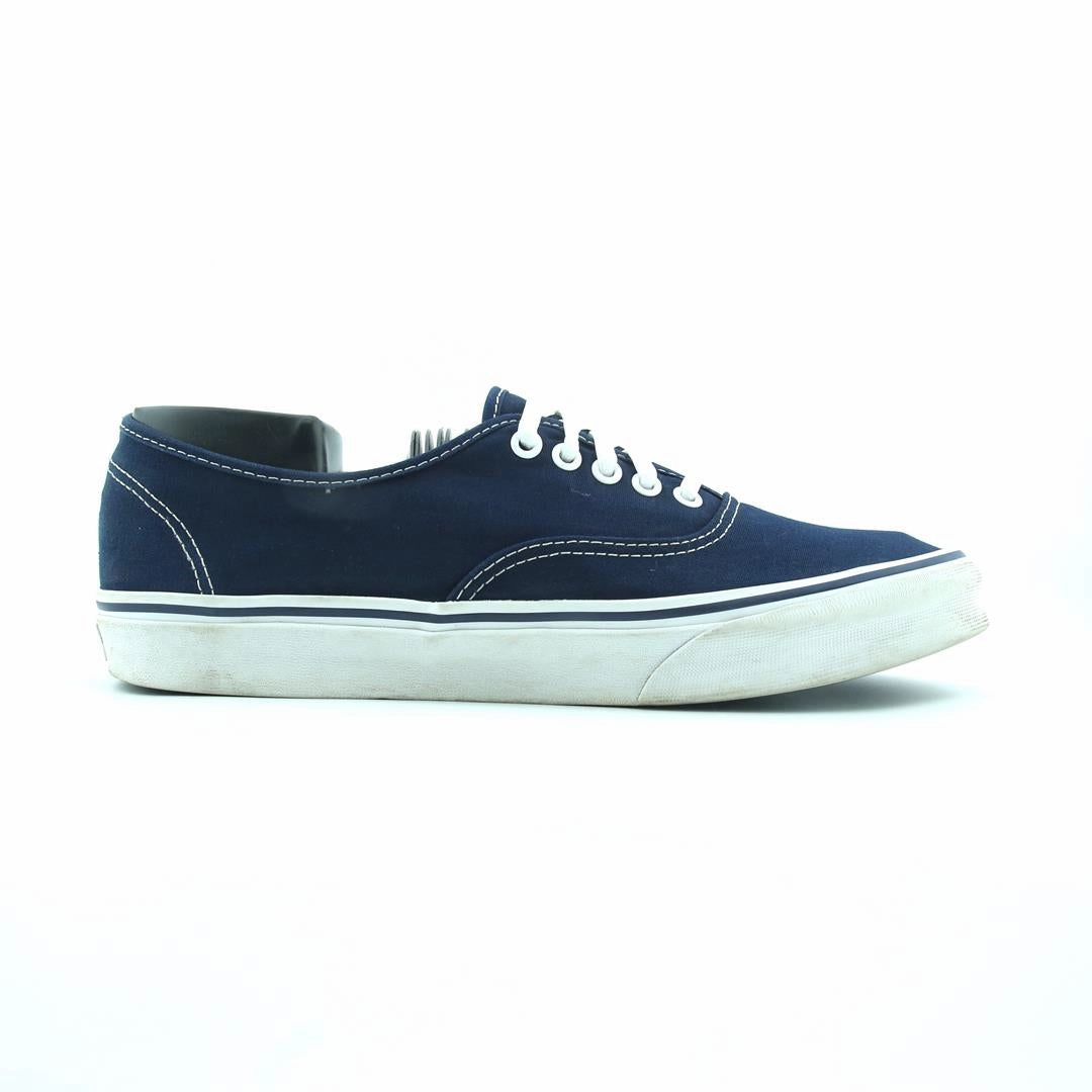 VANS AUTHENTIC Vans skate shoe imagery