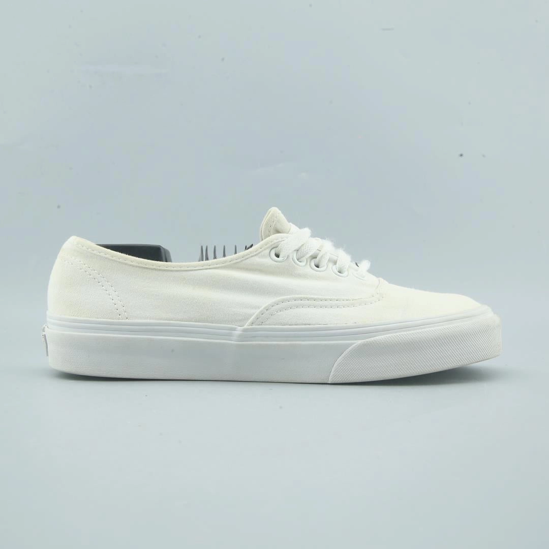 VANS AUTHENTIC Vans skate shoe imagery
