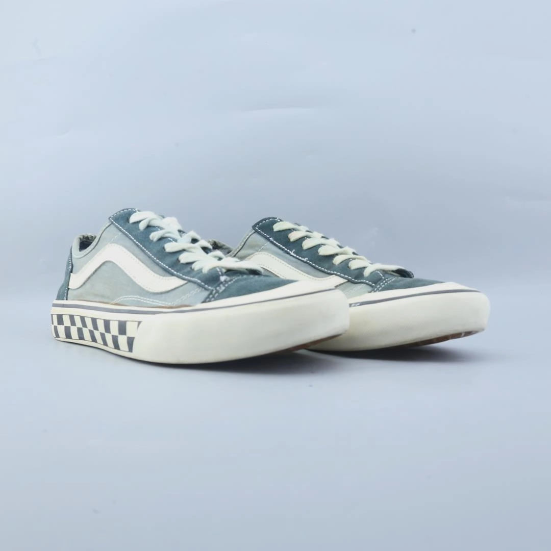 VANS AUTHENTIC Vans skate shoe imagery