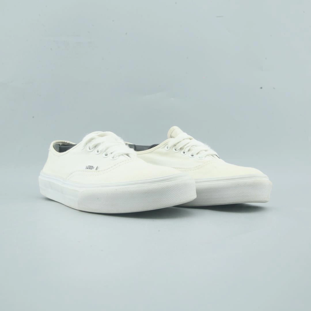 VANS AUTHENTIC Vans skate shoe imagery