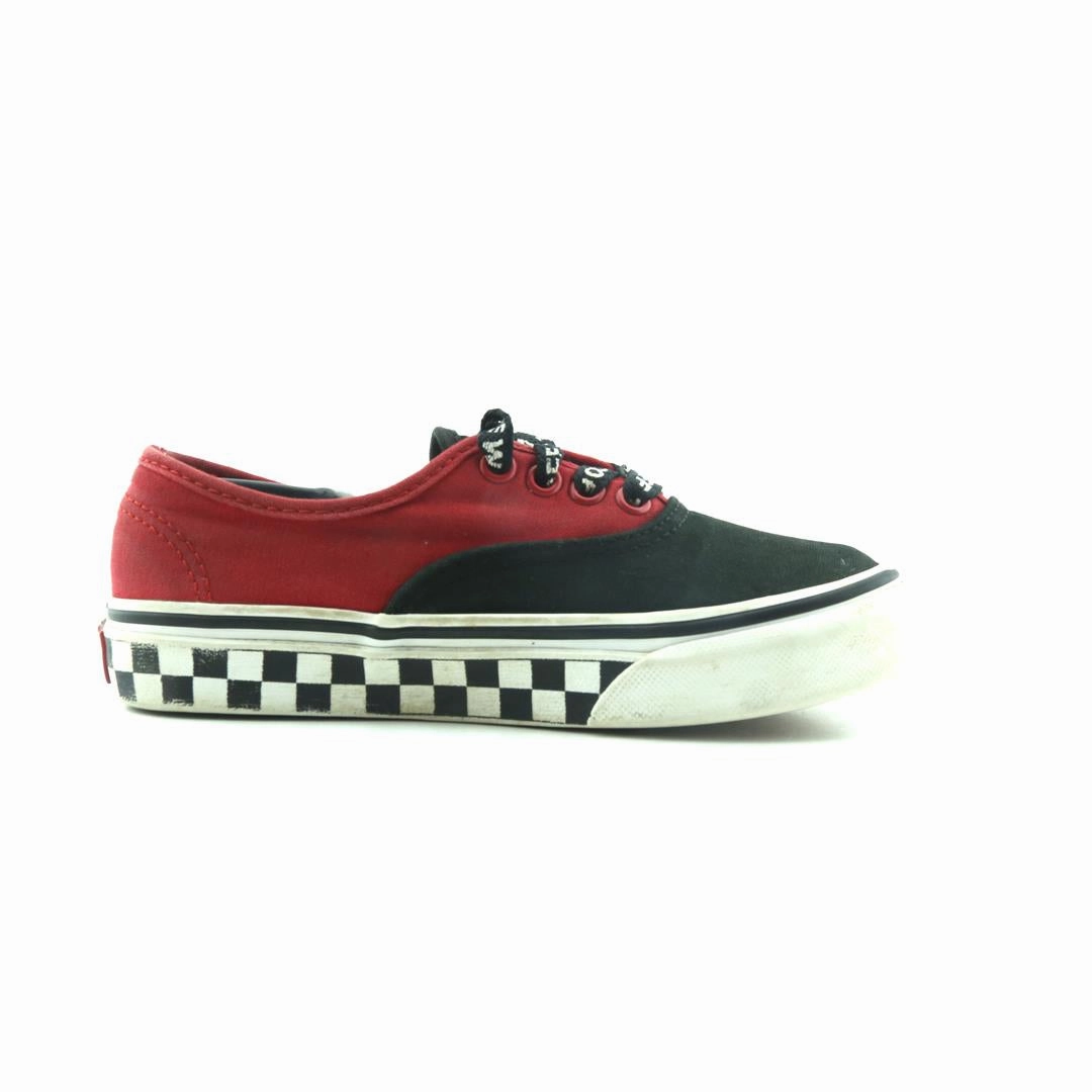 VANS AUTHENTIC Vans skate shoe imagery