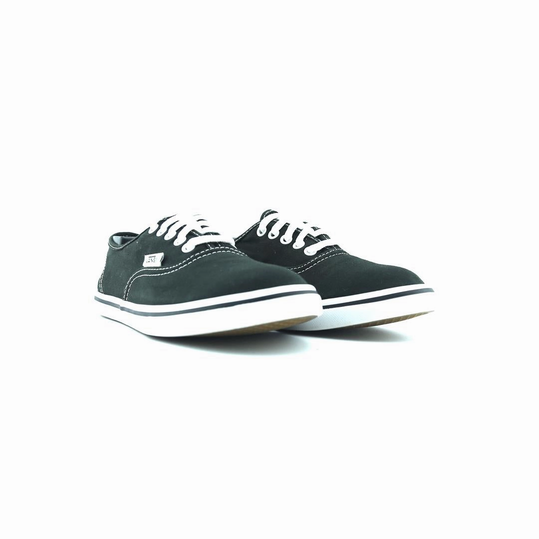 VANS AUTHENTIC Vans skate shoe imagery