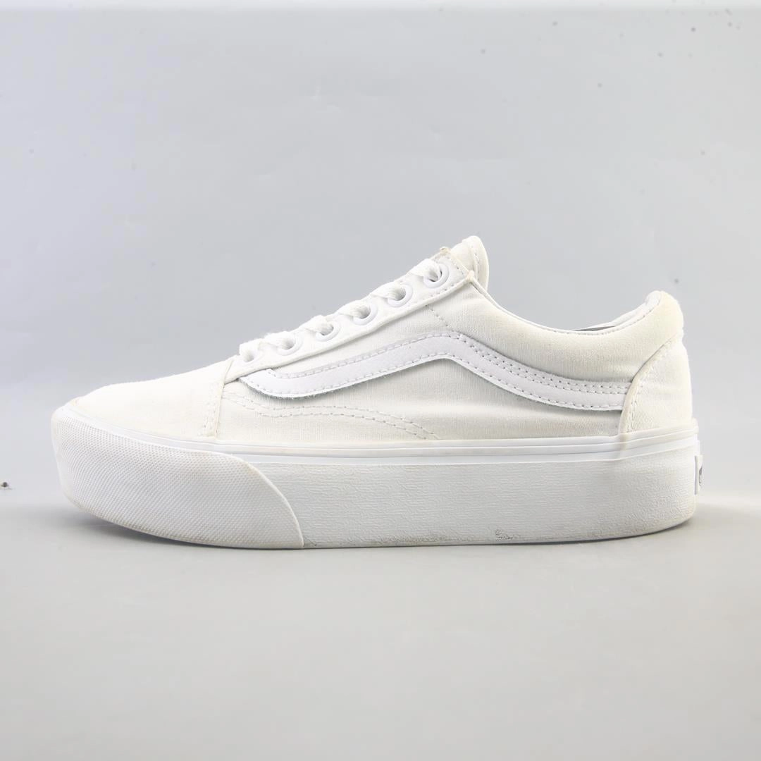 VANS OLD SKOOL Vans retro-inspired footwear styles