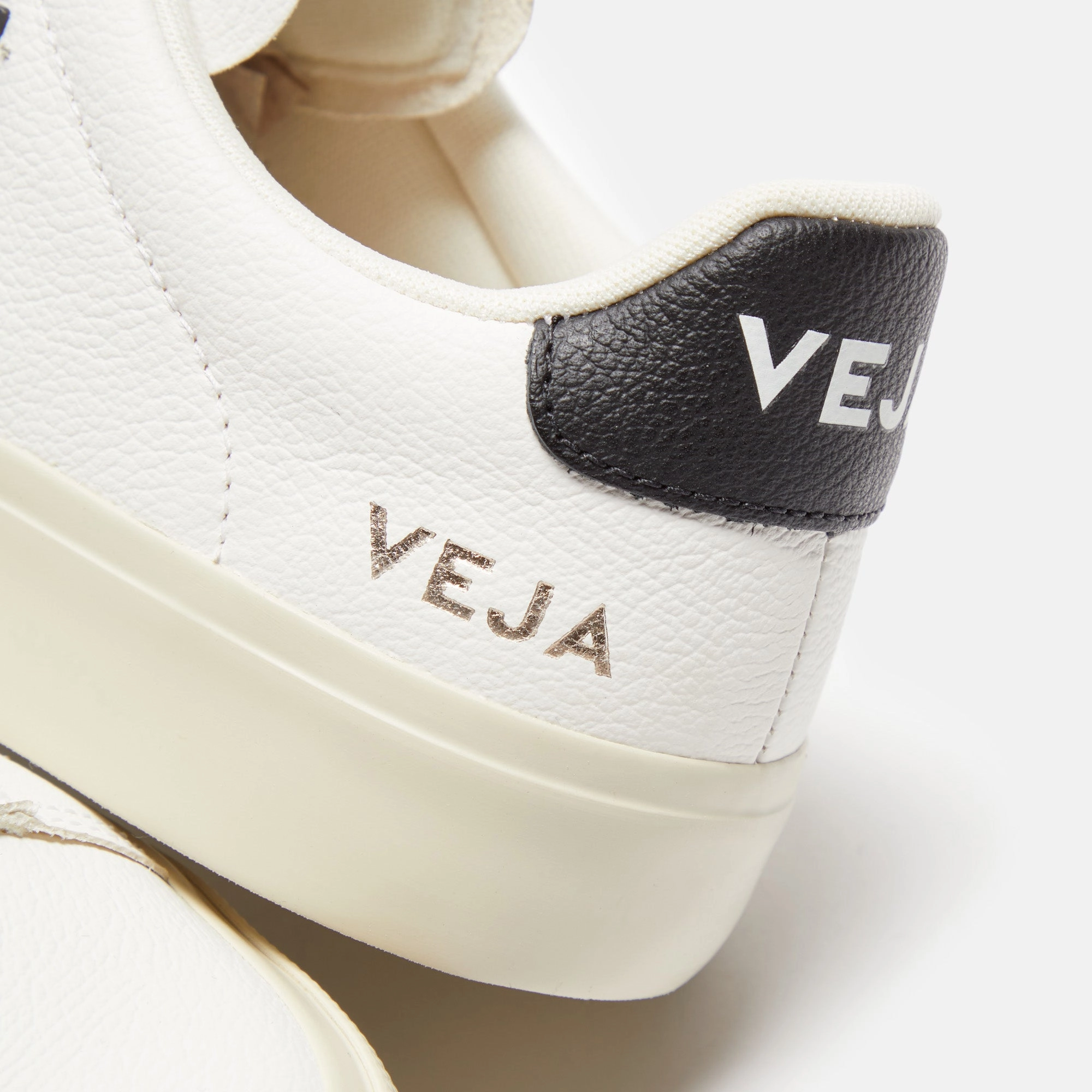 Veja WMNS Campo - Extra White / Black Minimalist Walking Shoes